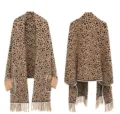 Vistas frontales y traseras detalladas de chal de punto de leopardo con flecos y bolsillos - Top de Leopardo / Caqui