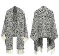 Detalle frontal y trasero de un chal de punto de leopardo en blanco y negro con flecos. - Top de Leopardo / Blanco
