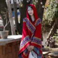 Elegante scialle etnico rosso con cappuccio e cuori blu perfetto per foto in viaggio - Robe-Stampa Bordo a Cuore (LM291) / Rosso