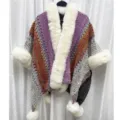 Nahaufnahme eines Strickschals im Ethno-Stil mit weißem Webpelzkragen und Pompons - Morgenmantel / Rosa