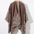 Poncho en maille automne-hiver avec motif cachemire vintage et design devant ouvert - Café