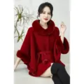 Detailweergave van een rode luxe imitatiebont cape met pluche kraag en pompon riem - Lengte 65cm / Bordeauxrood
