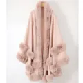 Eleganter rosa Strickschal mit luxuriösem Kunstpelzkragen und feinen Bommel-Details - Robe / 125x150 cm / Rosa