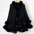 Detailansicht eines schwarzen Strickponchos mit flauschigem Kunstpelzbesatz an Saum - Robe / 125x150 cm / Schwarz