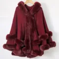 Burgunderroter Strickponcho mit Kapuze und luxuriösem Kunstfellbesatz für Damen im Winter - Robe / 125x150 cm / Burgunderrot