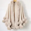 Detailansicht eines beigen Strickponchos mit luxuriösem Kunstfellkragen und Besatz - Robe / 125x150 cm / Beige
