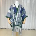 Eleganter gestrickter Karo-Poncho mit Fransen-Saum-Detail auf einer Schaufensterpuppe - 130*150cm / diagonal square green
