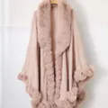 Elegant dusty pink knit poncho cape featuring a luxurious faux fur collar and trim - Robe / 138x150cm / Pink
