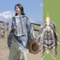 Ethno-Böhmisches Strick-Schultertuch Poncho mit geometrischem Muster und Fransen für Reisen - 130x150cm / Grau