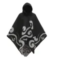 Eleganter schwarzer Strickponcho mit Kapuze und dekorativem grauen Stammesmuster-Design - Oberteile / Schwarz