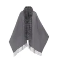 Eleganter grauer Strick-Poncho mit luxuriösem Kunstpelzkragen und dekorativen Fransen. - Morgenmantel / Grau / 180cm