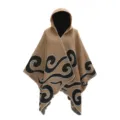 Damen Kapuzenponcho Strickcape mit kamelbraunem und schwarzem Wirbelmuster - Oberteile / Khaki
