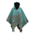 Eleganter teal-farbener Strick-Poncho mit Kapuze, braunen Wirbelmustern und weißen Nähten - Oberteile / Blau
