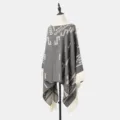 Eleganter grauer Strickponcho mit geometrischen Mustern und stilvollen Quastenfransen - Grau