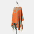 Orangener Strick-Poncho mit blauem geometrischem Muster und eleganten weißen Fransen - Orange