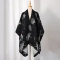 Detailansicht eines gestrickten Ginkgoblatt-Jacquard-Ponchos auf einer Schaufensterpuppe - 130*150cm / Schwarz