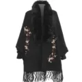 Details des schwarzen Capes mit Pflaumenblütenstickerei und Kunstpelzkragen. - Schwarz und Grau