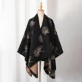 Detailansicht eines schwarzen Strickschals mit beigem Ginkgoblatt-Jacquard-Muster - 130*150cm / Schwarz Kamel