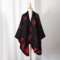 Detaillierte Ansicht des schwarz-roten Strickschals mit Ginkgoblatt-Jacquard auf einer Puppe - 130*150cm / Schwarz Rot