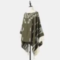 Stylischer olivgrüner Strickponcho mit weißen geometrischen Mustern und Fransen - Armeegrün