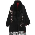 Detailansicht der Pflaumenblüten-Stickerei und des Kunstpelzkragens am schwarzen Strickumhang - Schwarz Rot