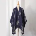 Detailansicht des dunkelblauen Ponchos mit eleganten weißen Ginkgoblatt-Jacquard-Mustern - 130*150cm / Marineblau