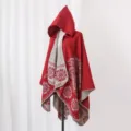 Bohemian roter Kapuzen-Poncho-Schal mit ethnischem Blumenmuster auf Schaufensterpuppe - Oberteile / 135*150CM / Rot