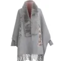Grauer Strickschal mit Kunstpelzkragen und eleganten Pflaumenblütenstickerei-Details - Grau