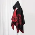 Gemütlicher Kapuzen-Poncho mit ethnischen Blumenmustern in markantem Schwarz-Rot-Design - Oberteile / 135*150CM / Schwarz Rot