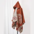 Dickes rostrotes Kapuzenponcho-Sjal mit ethnischen Mandala-Mustern auf einer weißen Puppe - Oberteile / 135*150CM / Karamellbraun