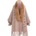 Detailansicht der Pflaumenblütenstickerei und des Kunstpelzkragens an diesem rosa Schal - Khaki-Rosa
