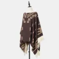 Lockeres braunes Strickponcho-Cape mit geometrischen Mustern und cremefarbenen Fransen - Kaffeebraun