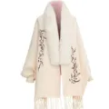 Detailansicht der Pflaumenblütenstickerei und des Kunstfellkragens am weißen Winter-Cape-Schal. - Weiß-Rosa