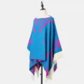 Stilvoller blauer Strickponcho mit rosa geometrischen Mustern und weißen Quasten - Blau Rosa