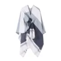 Vista dettagliata di un caldo poncho a righe blu navy e grigio con design a fiocco - Grigio Chiaro + Blu Navy