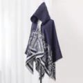 Marineblauer Strickponcho mit Kapuze und eleganten grauen Paisleymustern. - Stil 1 / Marineblau