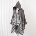 Detaillierte Nahaufnahme des gestrickten Damen-Ponchos mit Kapuze und Paisleymuster - Stil 1 / Grau