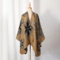 Detailansicht eines eleganten, wendbaren Strickschals mit abstraktem Blumendruck auf Mannequin. - Khaki
