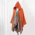 Detailansicht eines orange-blauen Strick-Ponchos mit Kapuze und Boho-Muster für Damen. - Stil 1 / Orange