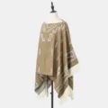 Stilvoller übergroßer Strickponcho mit Quasten und geometrischem Ethno-Muster in Camel - Khaki