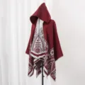 Detailaufnahme eines Damen-Strickponchos mit Kapuze in Weinrot mit Blumenmuster - Stil 1 / Burgunderrot