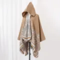 Eleganter Strickponcho mit Kapuze, Vintage-Blumenmuster und weicher Textur in Braun und Grau - Stil 1 / Camel