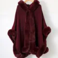 Élégante cape en tricot bordeaux avec capuche et bordure en fausse fourrure pour l'hiver - Bordeaux / 138x150cm