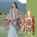 Böhmischer Poncho aus Strick im Ethno-Stil mit geometrischem Muster und Fransen - 130x150cm / Karamellbraun