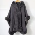 Poncho en tricot à capuche gris foncé avec garniture en fausse fourrure pour femmes - Gris / 138x150cm
