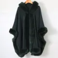 Luxueux poncho à capuche en maille vert foncé avec d'élégants bords en fausse fourrure. - Vert Foncé / 138x150cm