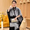 Eleganter schwarz-weißer Strick-Poncho im Vintage-Stil mit Fransen und Muster - 130*150cm / Gradient Houndstooth Black and White