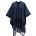 Stilvoller marineblauer Strickponcho mit ethnischen Mustern und schickem Fransenbesatz. - 130*150cm / gradient houndstooth blue