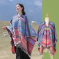 Strickponcho im Ethno-Stil mit Boheme-Muster und Fransen für Reisen und Ausflüge - 130x150cm / Blau Rosa