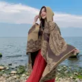 Bohemian Ethno-Kapuzenponcho mit Paisleymuster für Outdoor-Reisen und Fotografie - 130*150cm / Braun